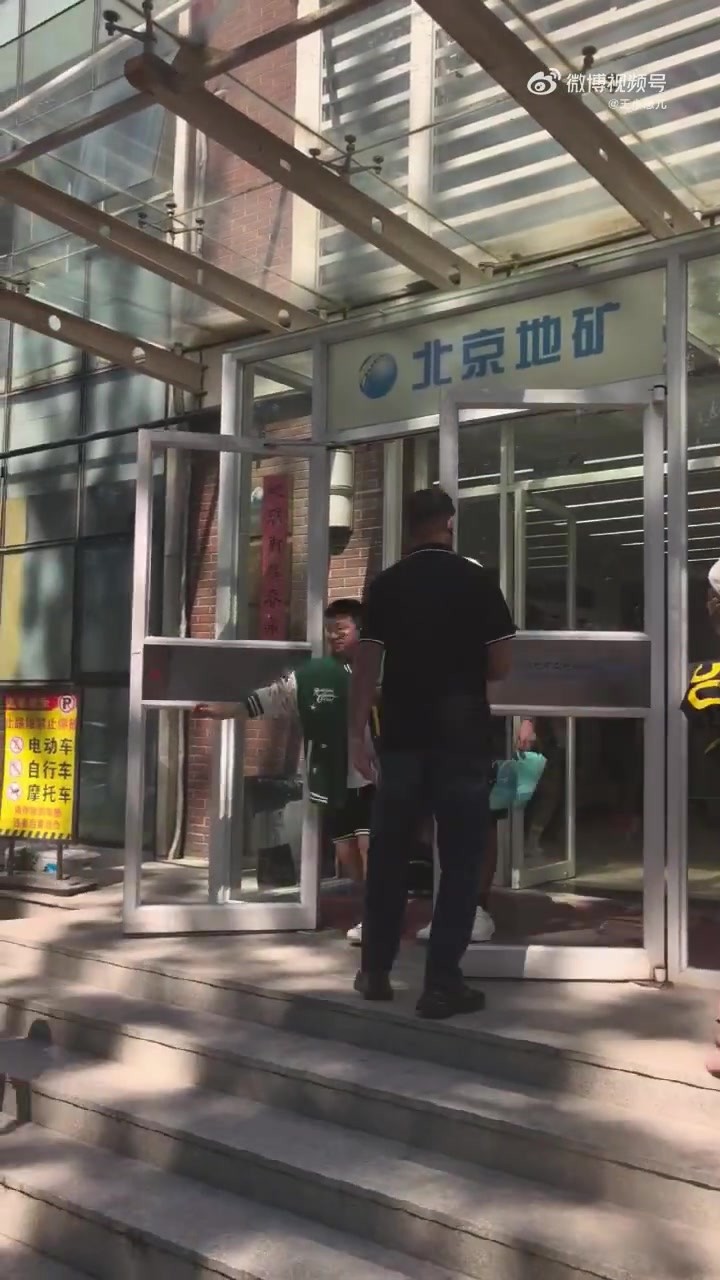 库里中国行本来停下要签名 结果球迷太吵还往前挤 库里无奈走了