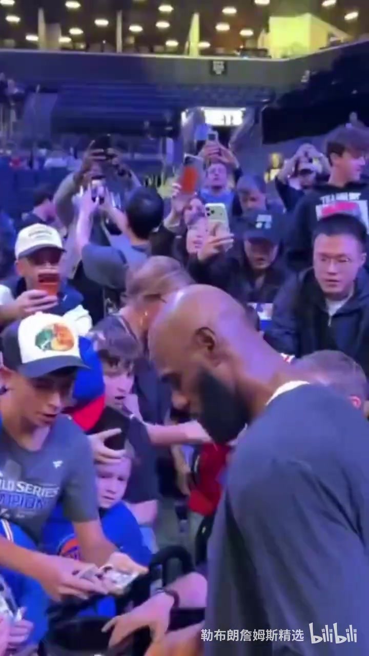 开启新篇章！詹姆斯76人首秀来了！还是熟悉的开场😁